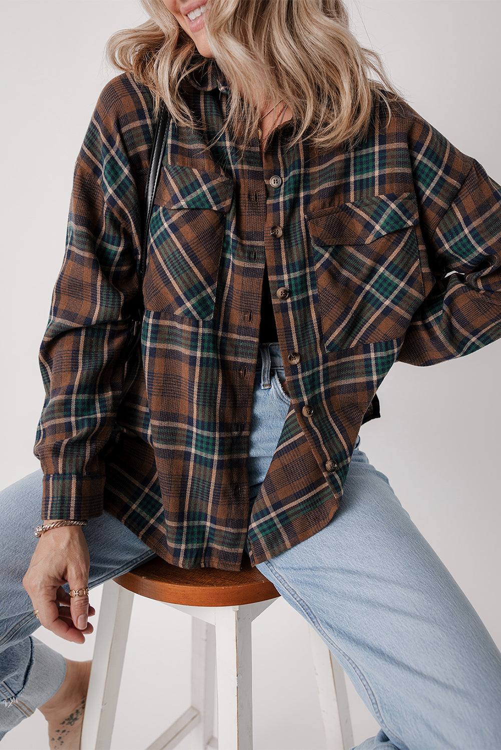 Braune Hemdjacke mit Karomuster und Brusttaschen mit Knöpfen
