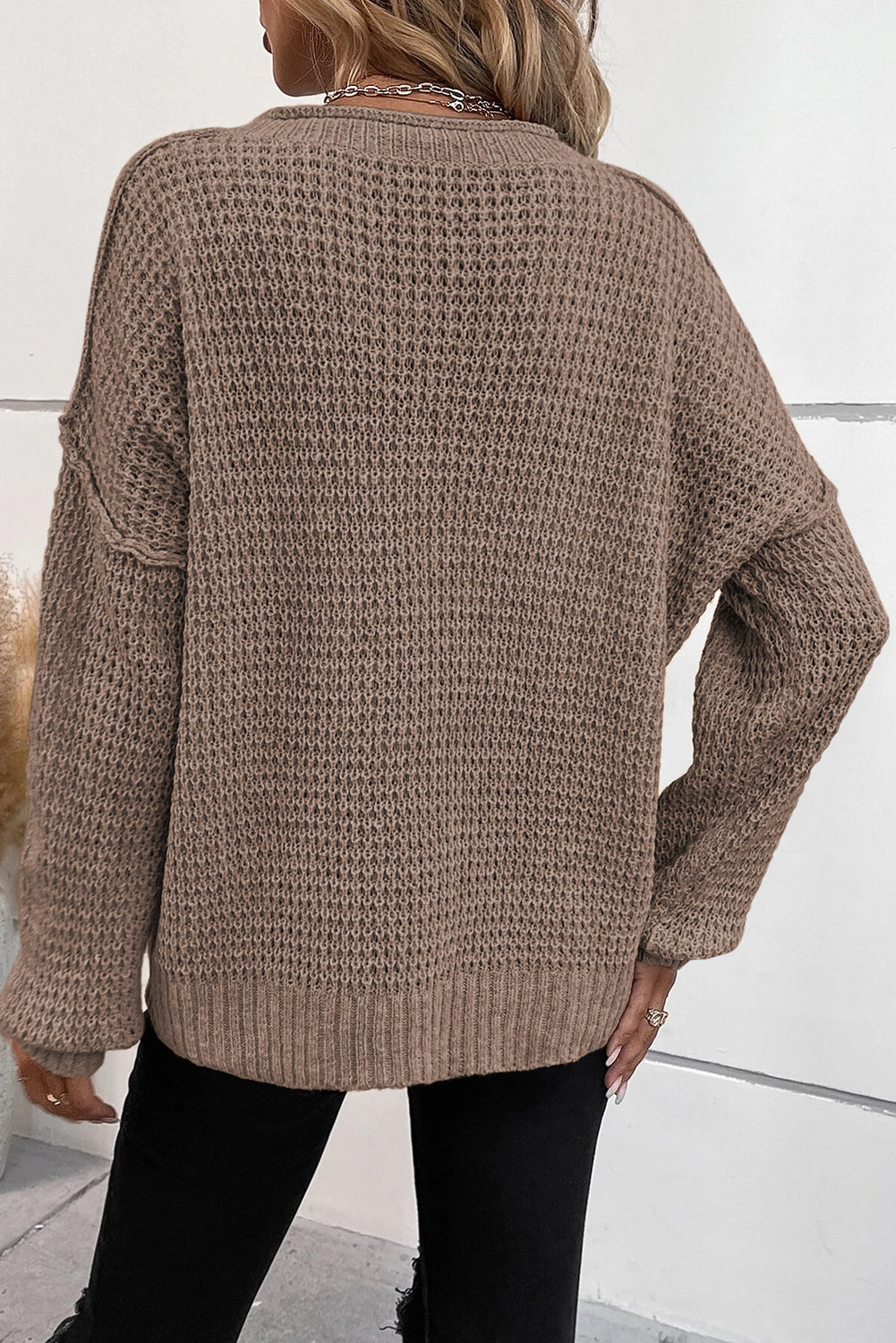 Khakifarbener Pointelle-Strickpullover mit Knöpfen und V-Ausschnitt und überschnittener Schulter