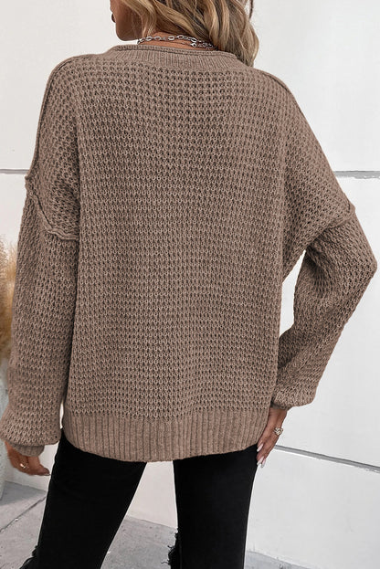 Khakifarbener Pointelle-Strickpullover mit Knöpfen und V-Ausschnitt und überschnittener Schulter