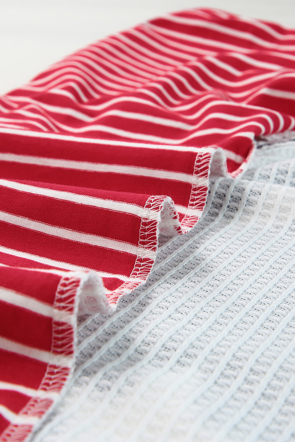 Strickoberteil mit kurzen Ärmeln und mehrfarbigen Streifen und Sternen