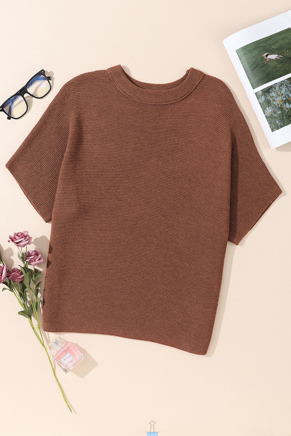 Kaffeefarbener Pullover mit Stehkragen und kurzen Fledermausärmeln