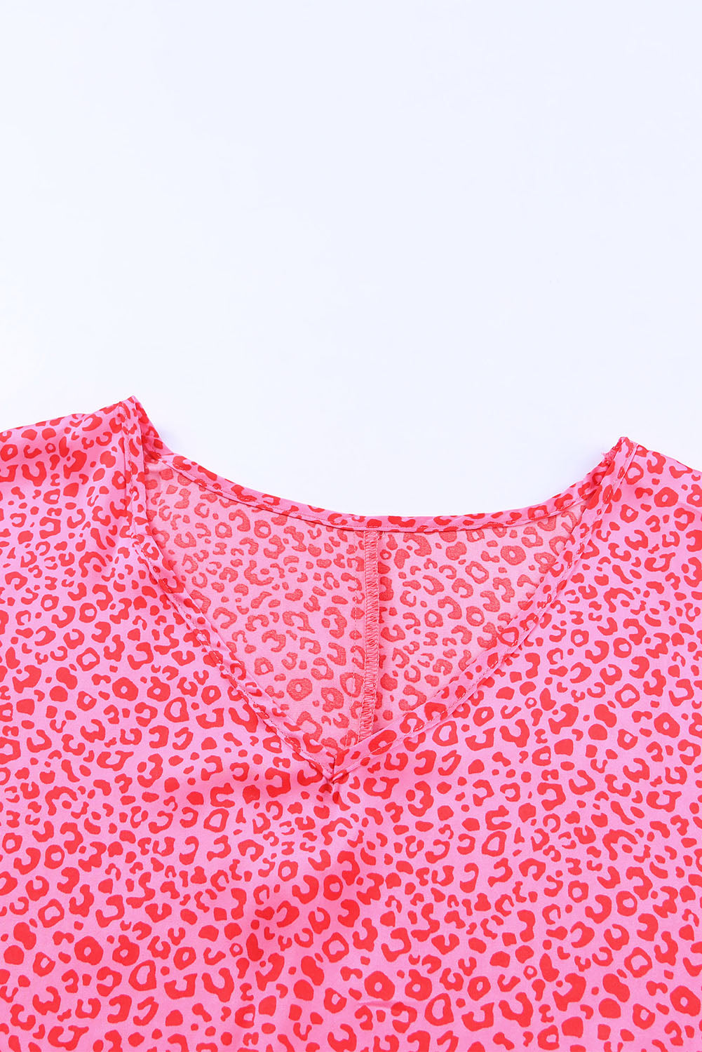 Oversize-Oberteil mit V-Ausschnitt und Halbarm und Leopardenmuster in Rosa
