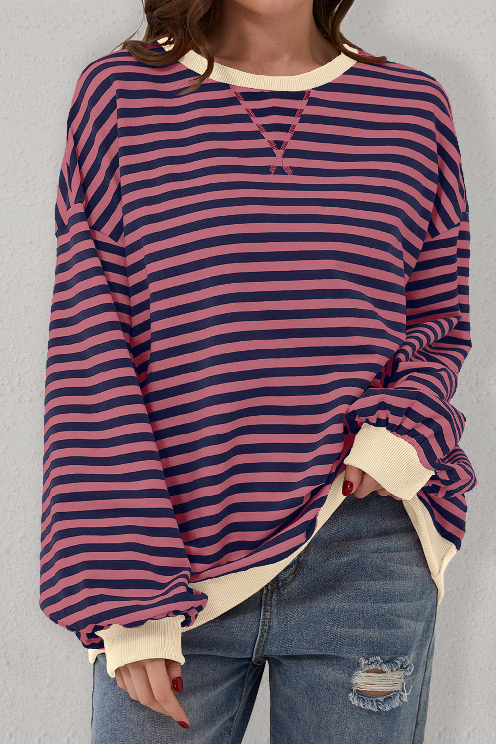 Oversize-Pullover mit rotem Streifenmuster und Kontrastbesatz