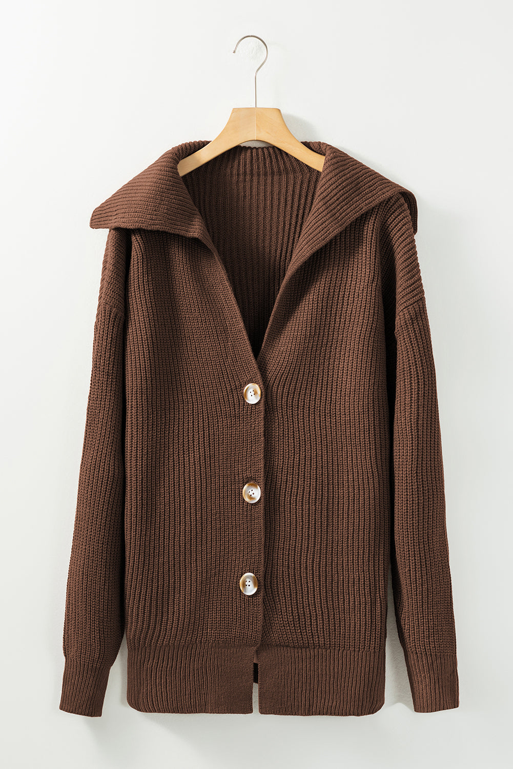 Braune Strickjacke mit grobem Strick und Reverskragen zum Knöpfen