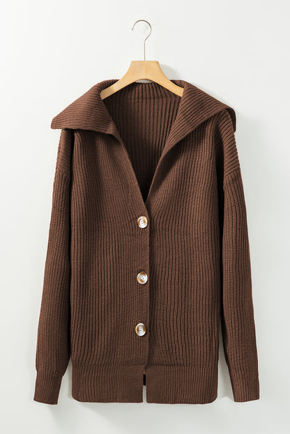Braune Strickjacke mit grobem Strick und Reverskragen zum Knöpfen