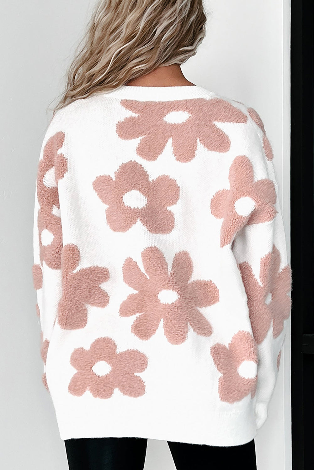 Weißer, strukturierter Pullover mit Blumenmuster und überschnittener Schulter