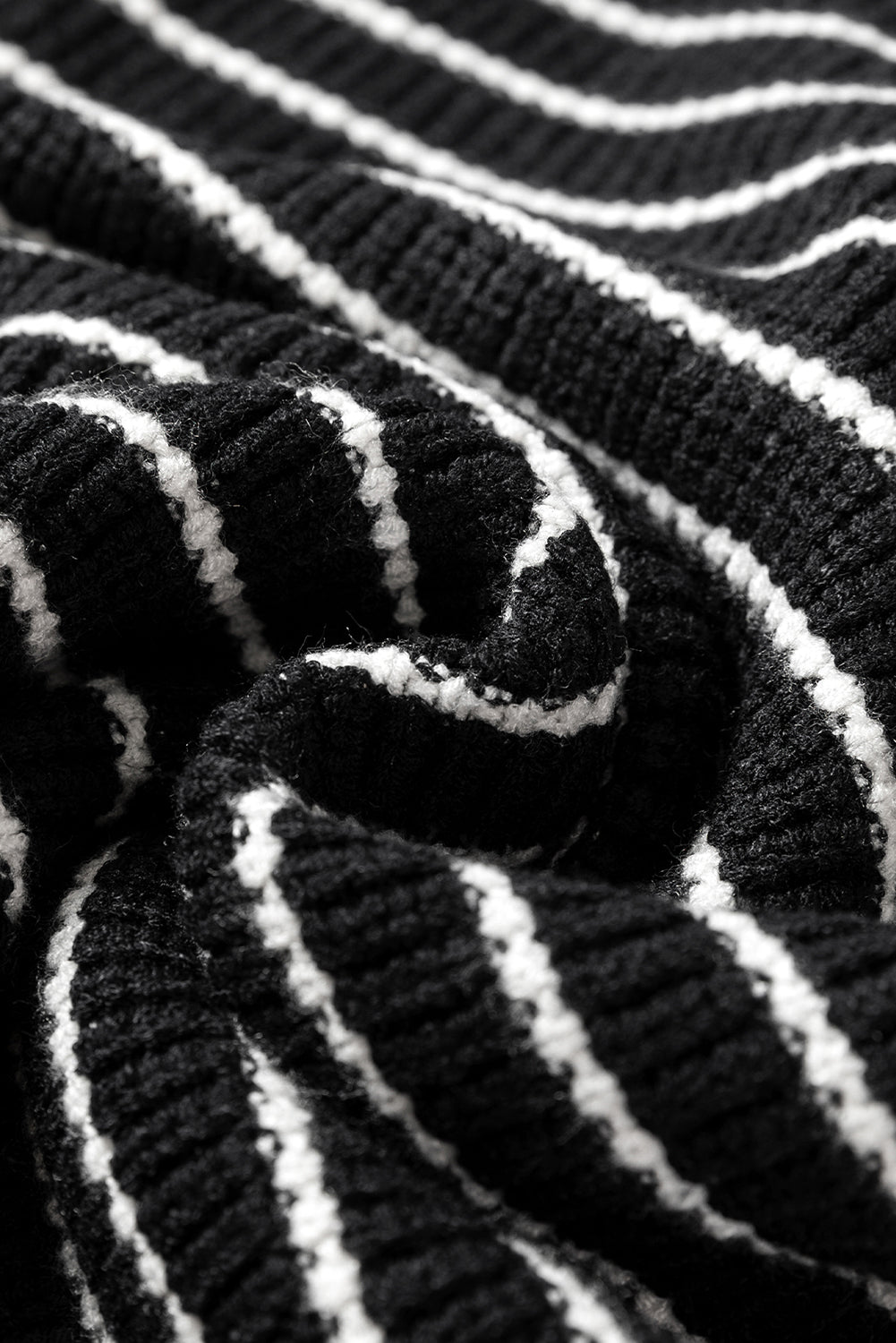 Schwarzes, gestreiftes Umlege-Tanktop mit V-Ausschnitt