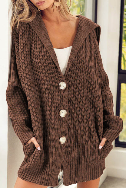 Braune Strickjacke mit grobem Strick und Reverskragen zum Knöpfen