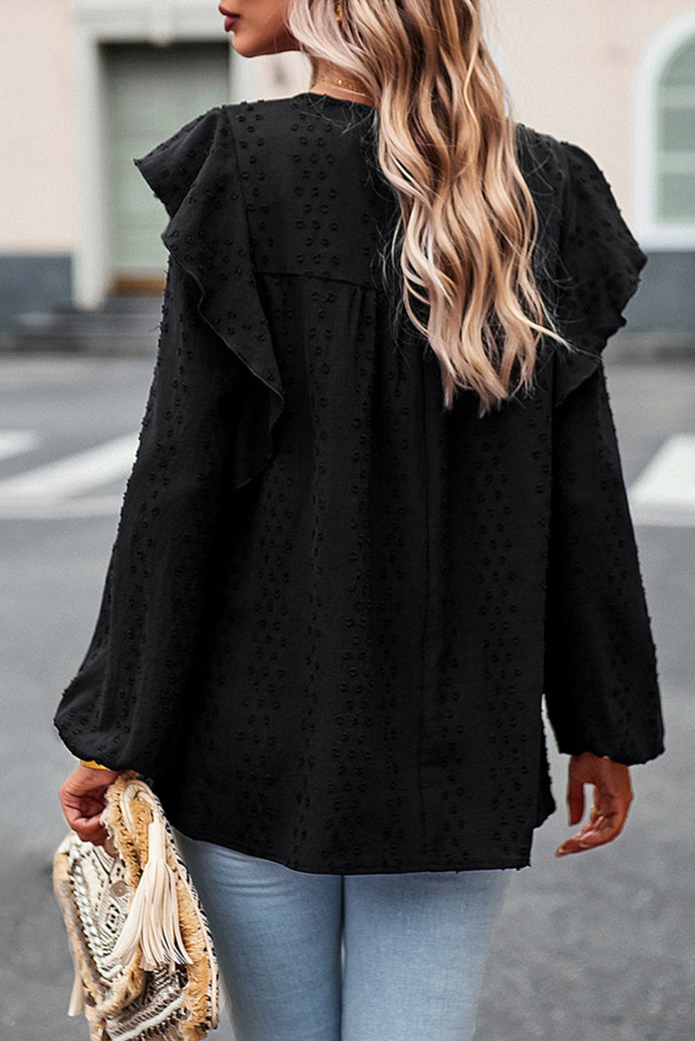 Schwarze Bluse mit langen Ärmeln und Ösen an der Schulter aus Spitze und Rüschen