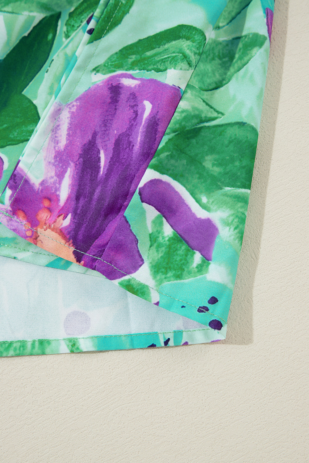 Grünes Boho-Minikleid mit Blumenmuster und halblangen Ärmeln, V-Ausschnitt und geraffter Taille