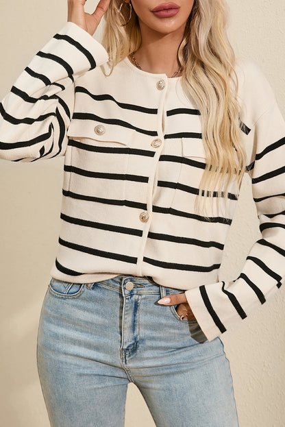 Schwarzer Cardigan mit Streifen, Pattentasche und Knöpfen