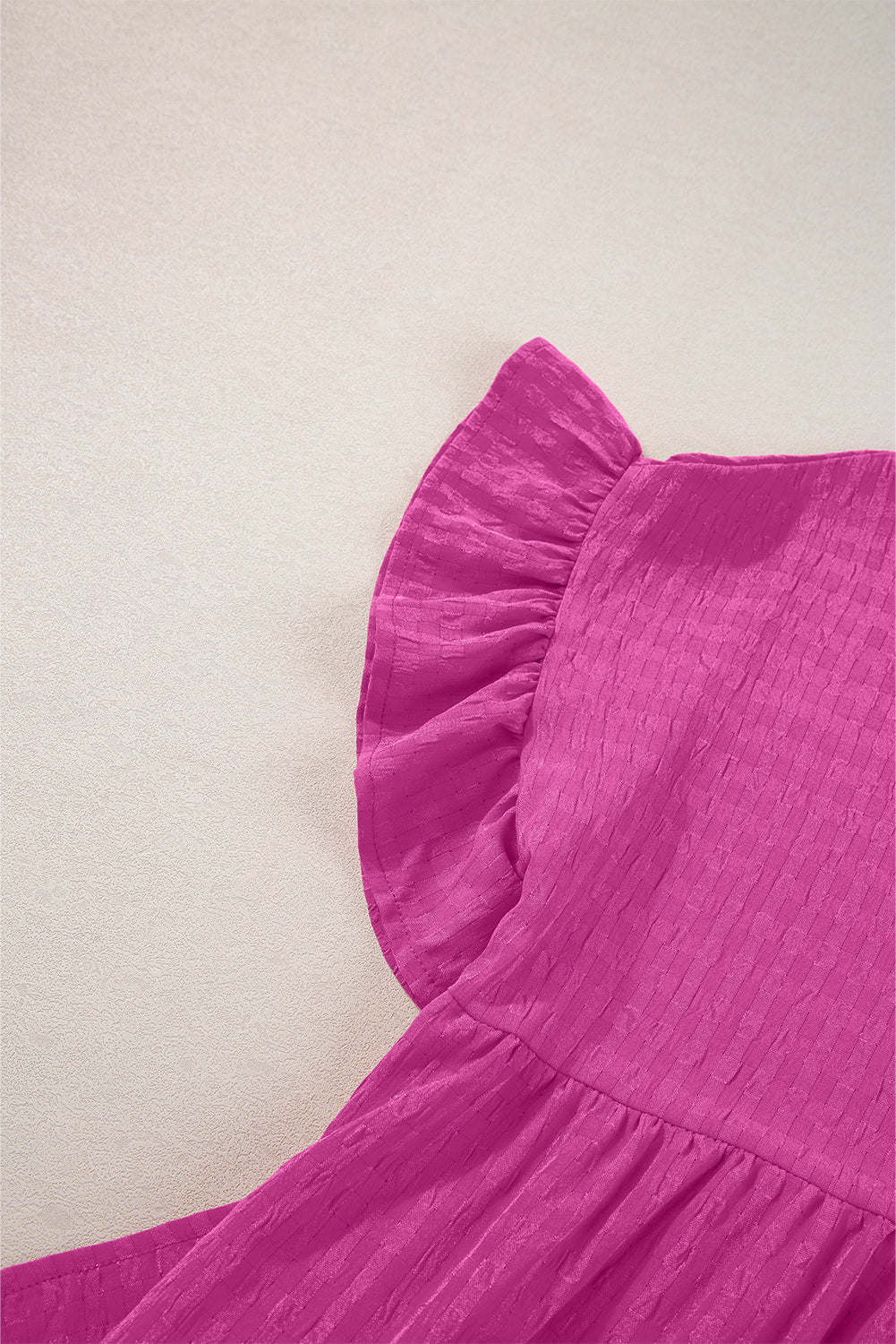 Rosarotes strukturiertes Minikleid mit Rüschen und kurzen Ärmeln