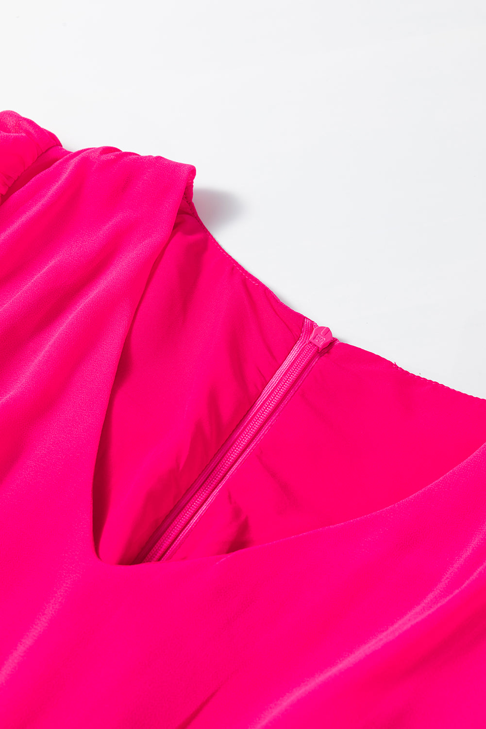 Rosarotes Puff-Minikleid mit langen Ärmeln und V-Ausschnitt