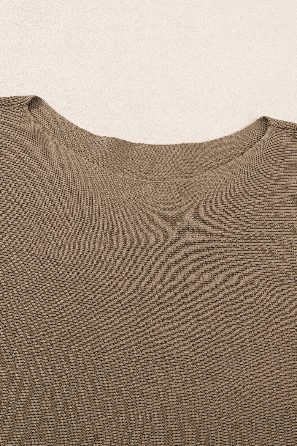 Kaffeefarbenes, geripptes Strickoberteil mit Rundhalsausschnitt und halblangen Ärmeln