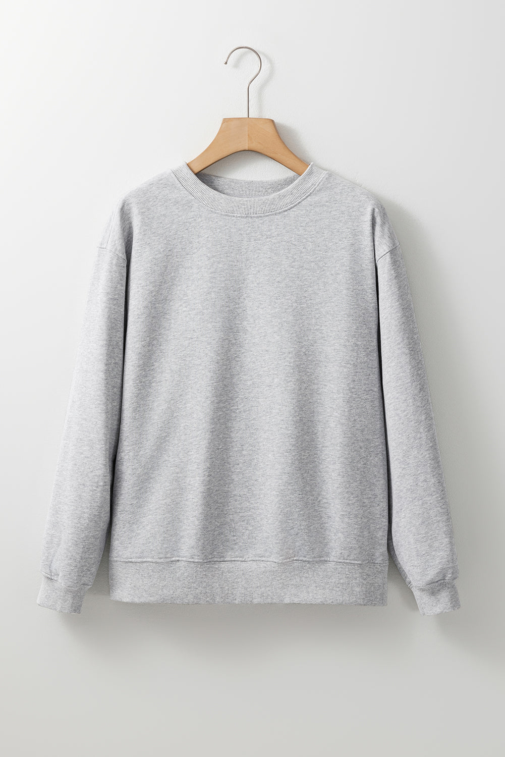 Hellgraues, schlichtes Sweatshirt mit Rundhalsausschnitt und überschnittener Schulter