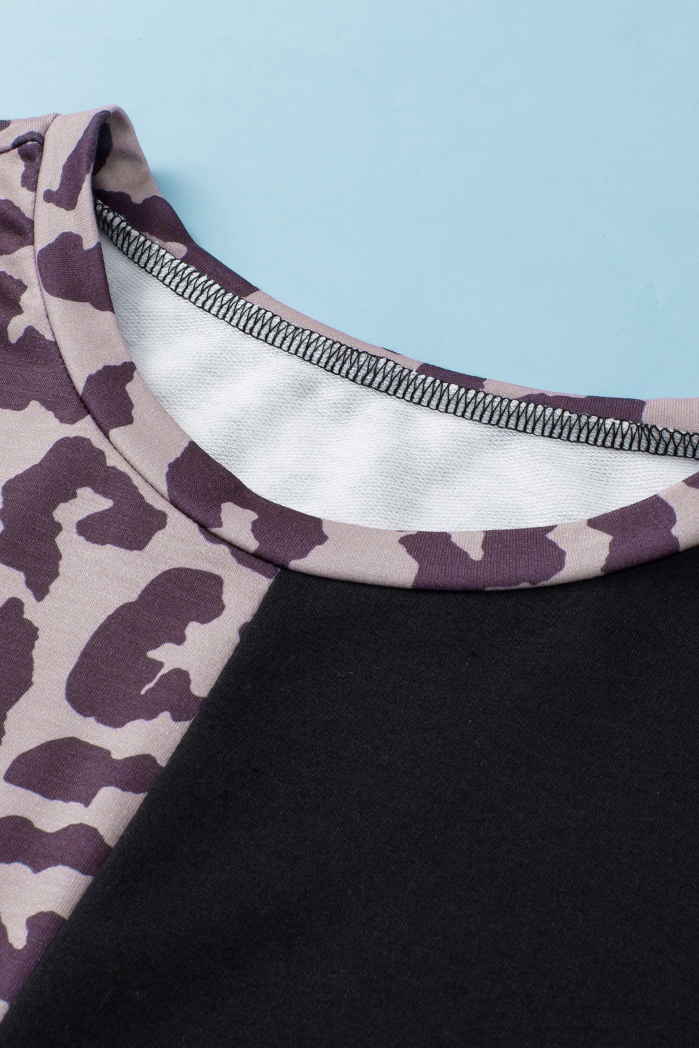 Schwarzes Sweatshirt mit Leoparden-Patchwork und Schlitzen im Bischofsärmel-Stil