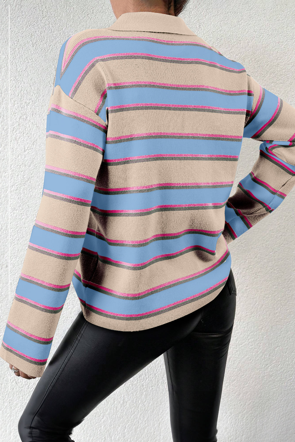 Aprikosenfarbener, gestreifter Pullover mit Kragen, V-Ausschnitt und überschnittener Schulter