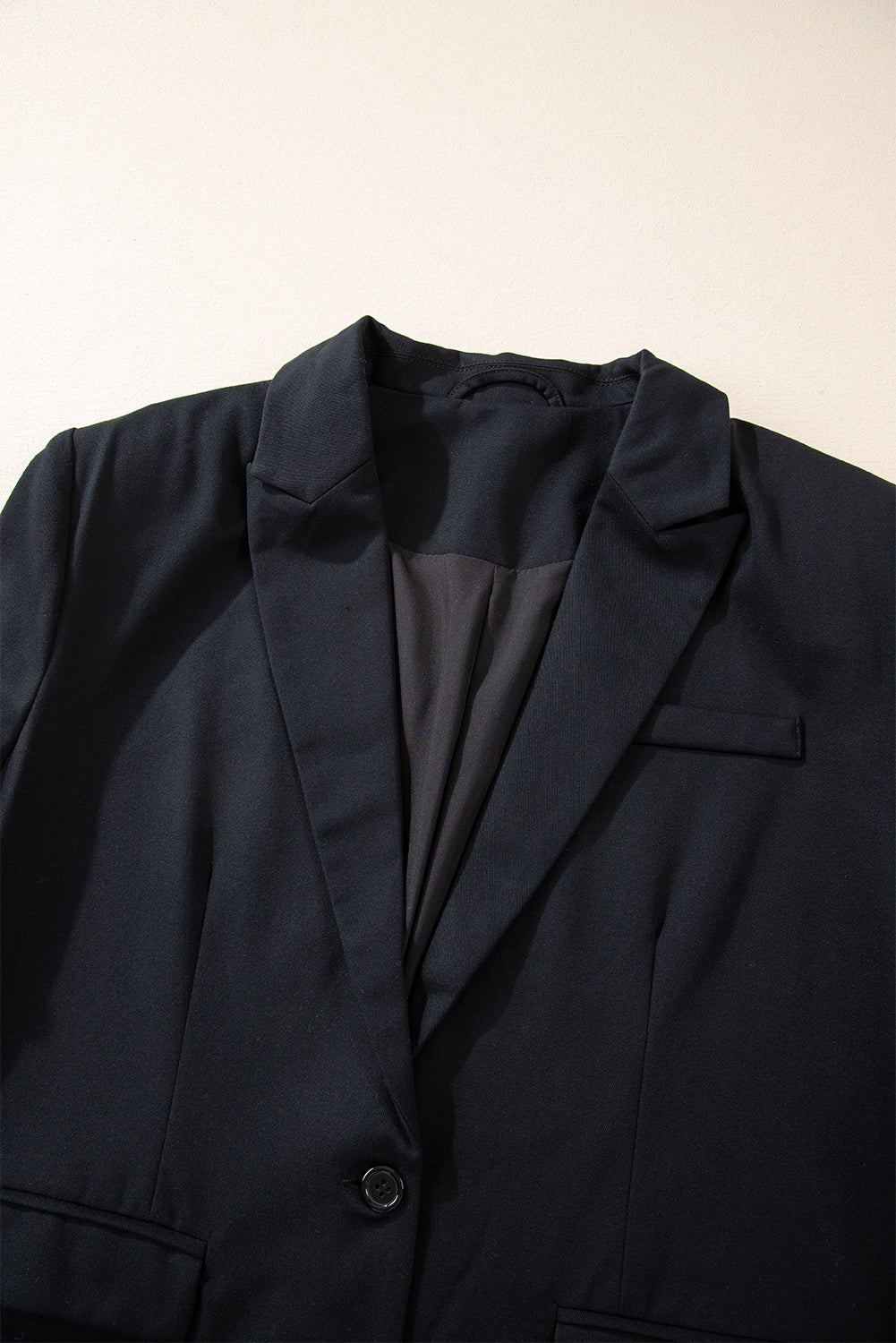 Schwarzer Blazer mit Revers, Pattentasche und Knöpfen