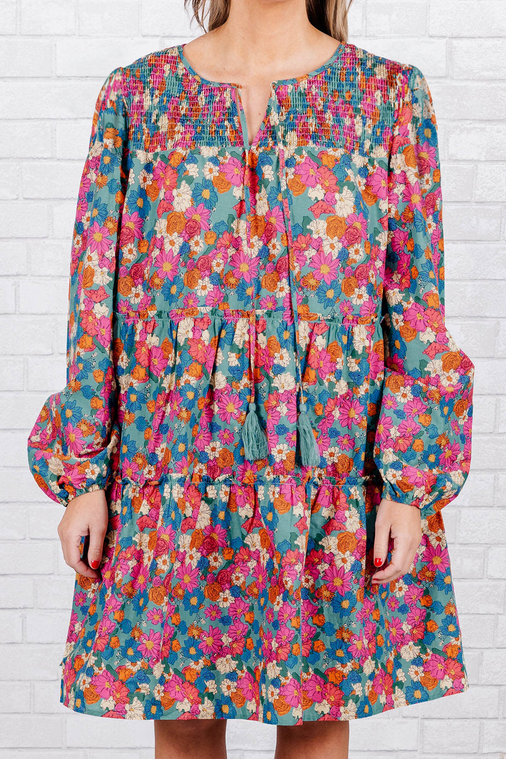 Himmelblaues, gestuftes Minikleid mit Blumenmuster und gerafften Rüschen in Übergröße