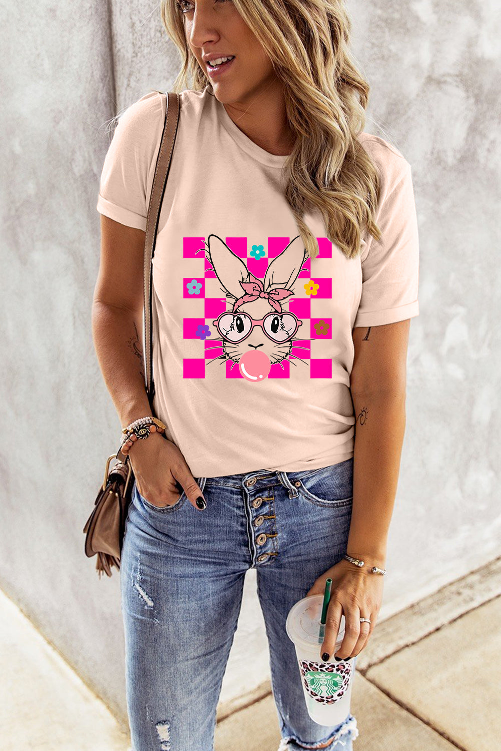 Rosa T-Shirt mit Rundhalsausschnitt und kariertem Osterhasen-Blumendruck