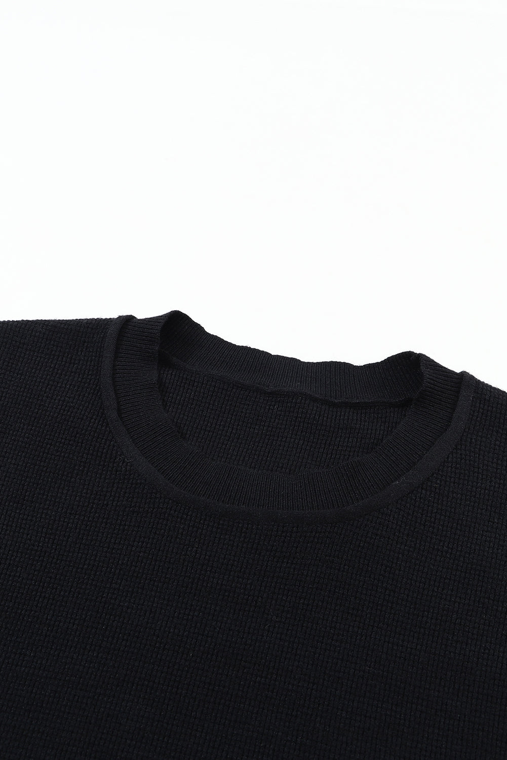 Schwarzer, schlichter Strickpullover mit gestreiften Ärmeln