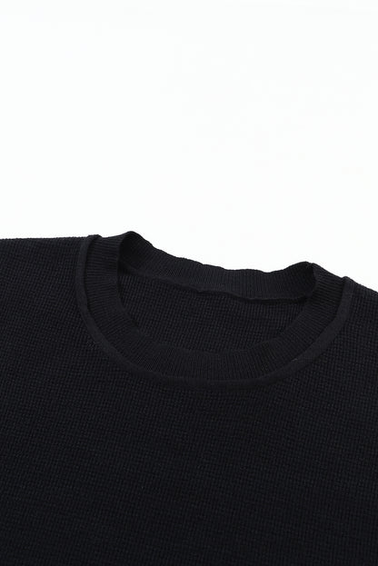 Schwarzer, schlichter Strickpullover mit gestreiften Ärmeln