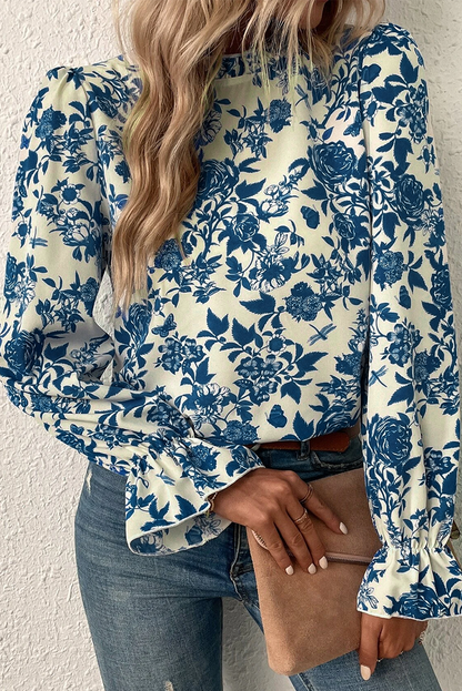 Himmelblaue Bluse mit Blumenmuster, Volantärmeln und Schlüsselloch hinten
