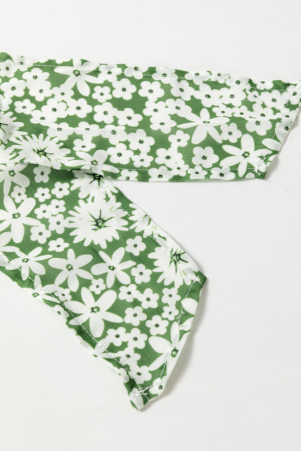 Grünes Minikleid mit Blumenmuster, quadratischem Ausschnitt, geraffter Taille und Rüschen