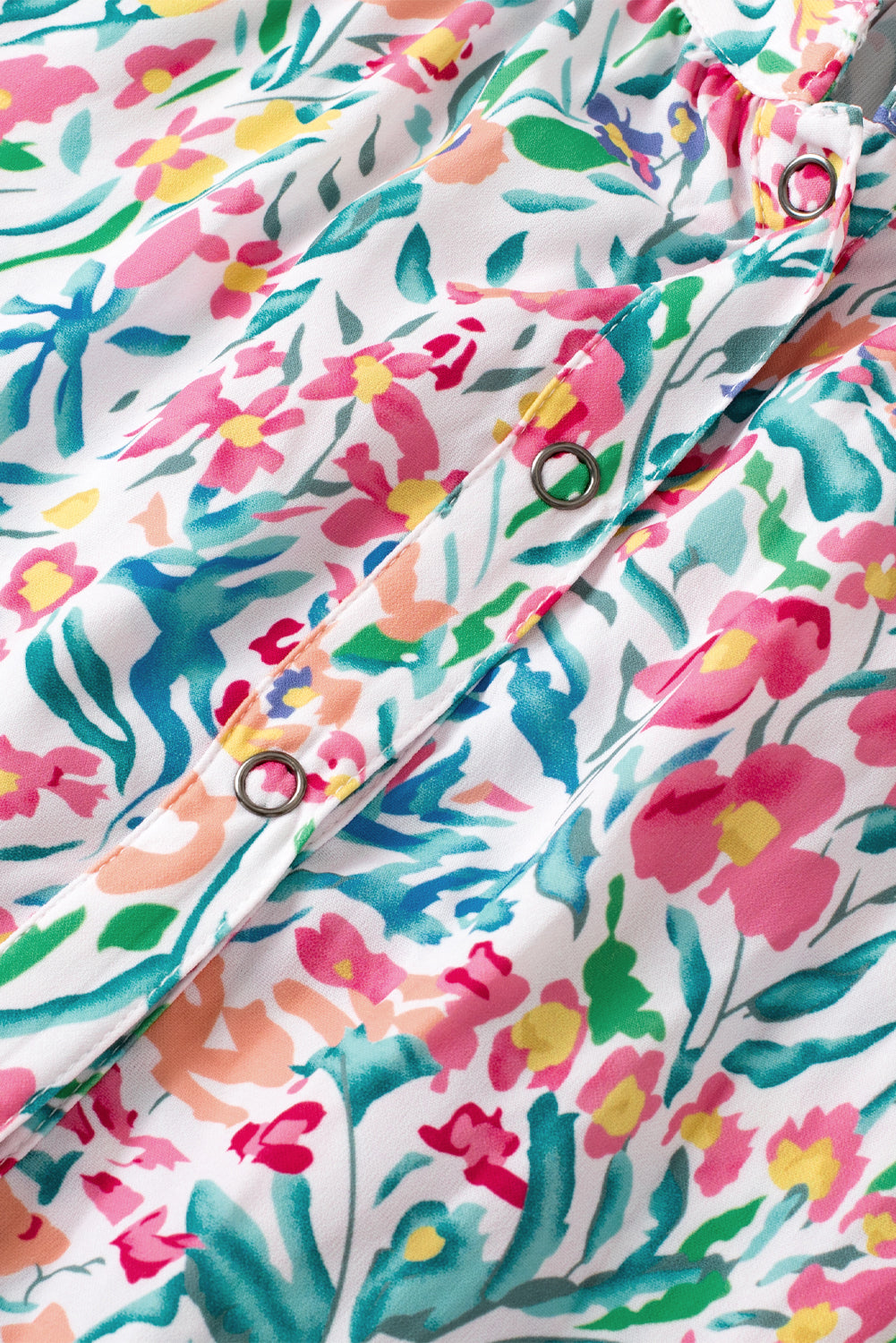 Rosa Bluse mit Blumenmuster, Knöpfen, Schlitz am Ausschnitt und Puffärmeln