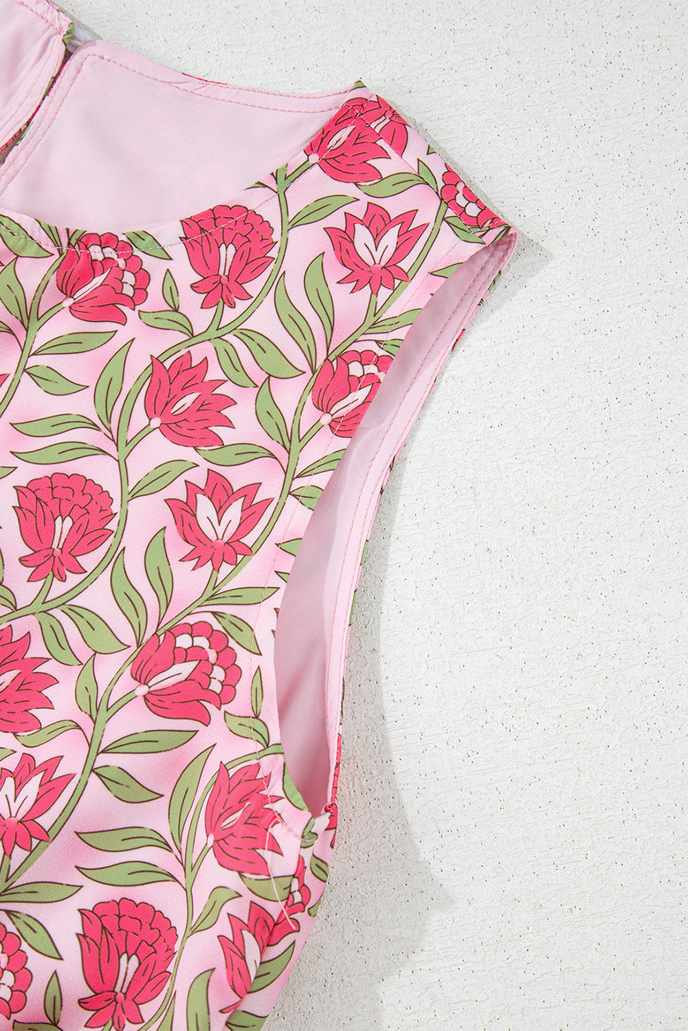 Rosa Set mit bauschigem, kurzem Tanktop und Minirock mit Blumenmuster