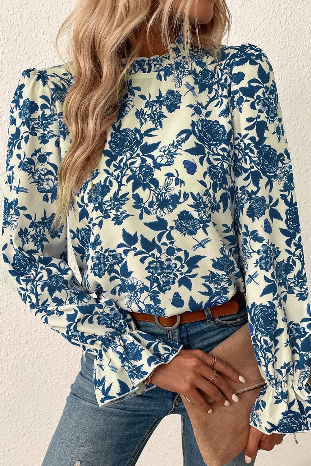 Himmelblaue Bluse mit Blumenmuster, Volantärmeln und Schlüsselloch hinten