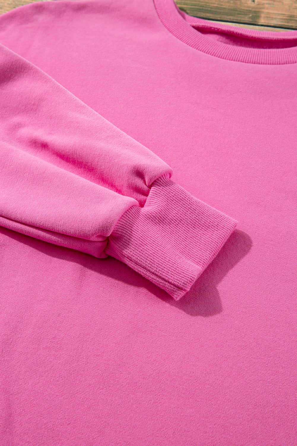 Bonbon – Einfarbiges Sweatshirt mit Fleecefutter und überschnittener Schulterpartie und hohem Bund