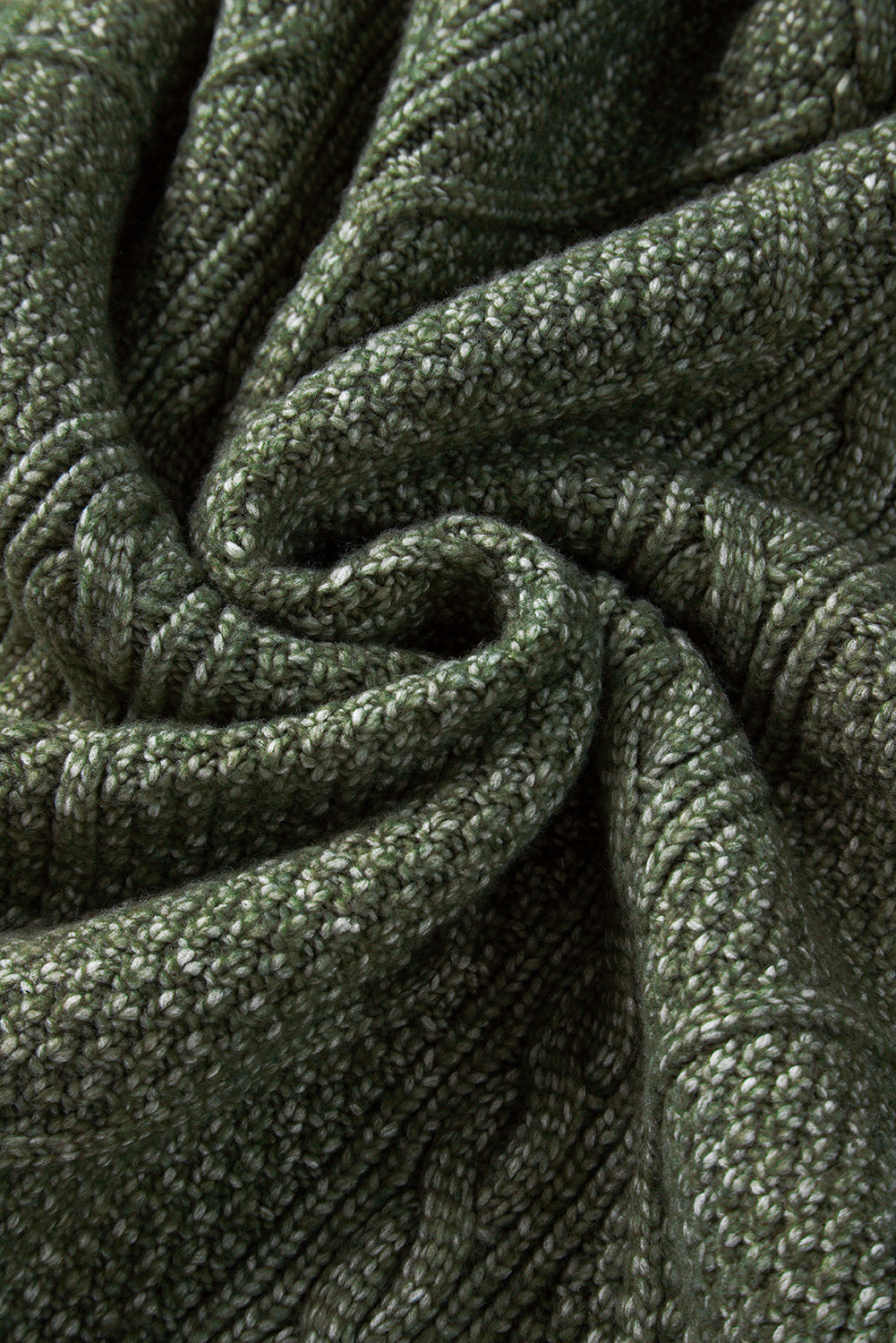 Locker sitzendes Pulloverkleid mit Zopfmuster und überschnittener Schulter in Nebelgrün