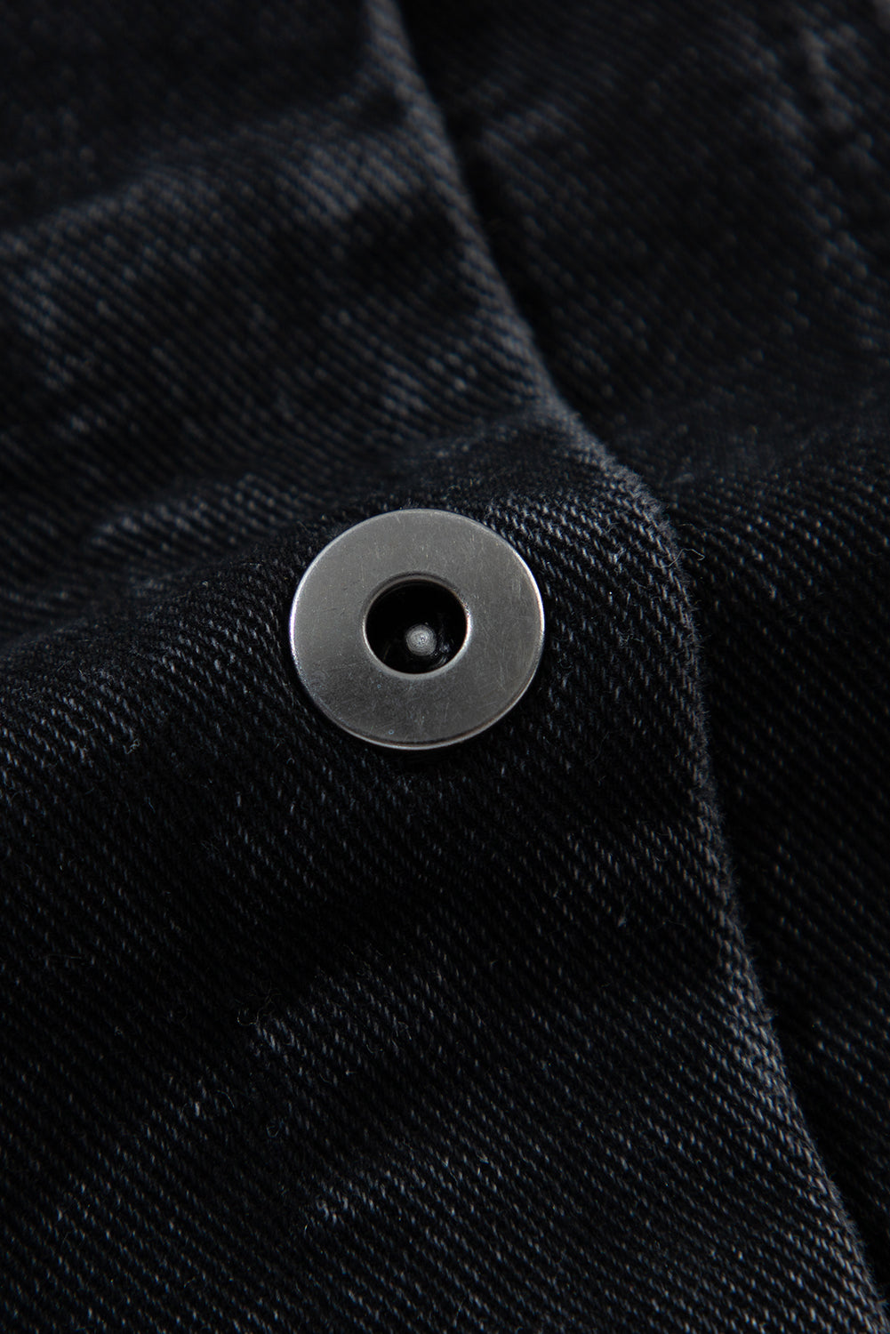 Schwarze Jeansjacke mit Kapuze und karierten Ärmeln und ausgefranstem Saum