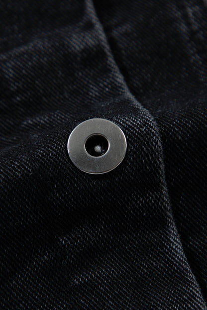 Schwarze Jeansjacke mit Kapuze und karierten Ärmeln und ausgefranstem Saum