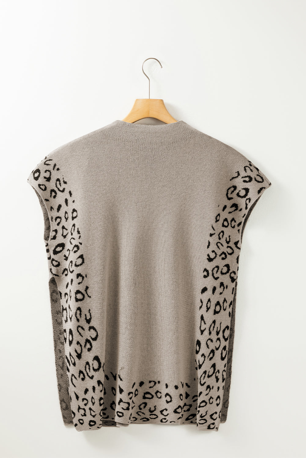 Rauchgrauer, lockerer Pullover mit Leopardenbesatz und hohem Kragen, kurzärmlig