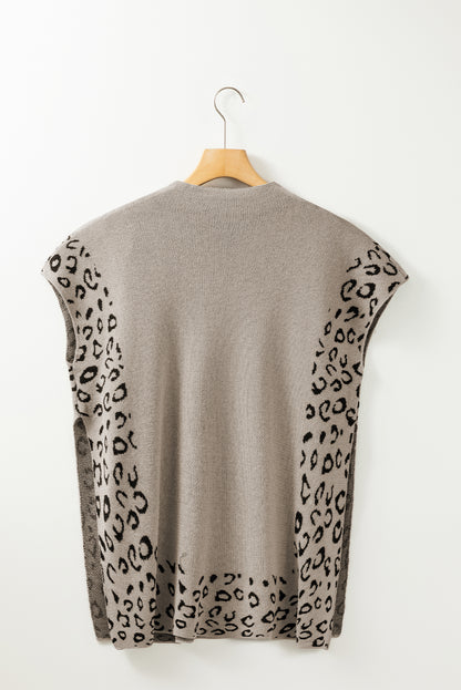 Rauchgrauer, lockerer Pullover mit Leopardenbesatz und hohem Kragen, kurzärmlig