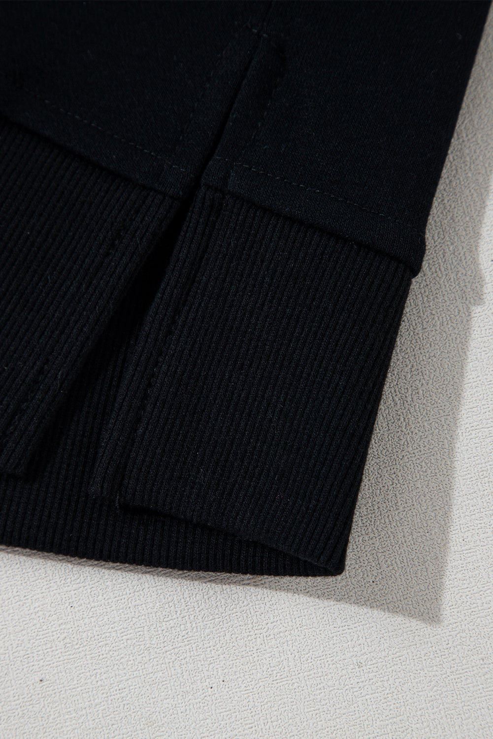 Schwarzer, kurzärmliger Hoodie mit halbem Reißverschluss und Kängurutasche