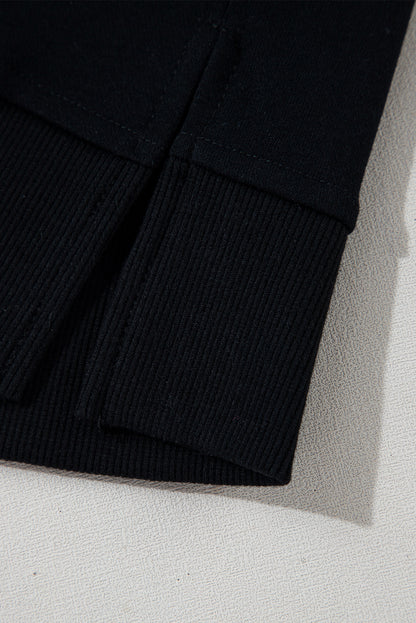Schwarzer, kurzärmliger Hoodie mit halbem Reißverschluss und Kängurutasche