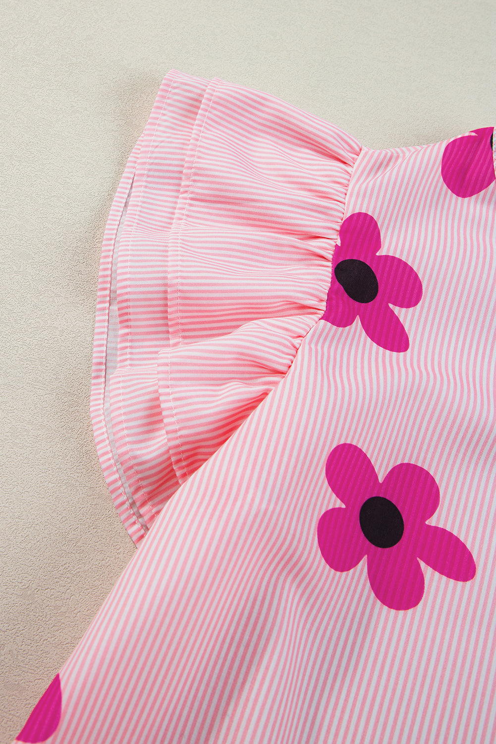 Rosa Bluse mit Nadelstreifen und Blumenmuster, Rüschen und Flatterärmeln