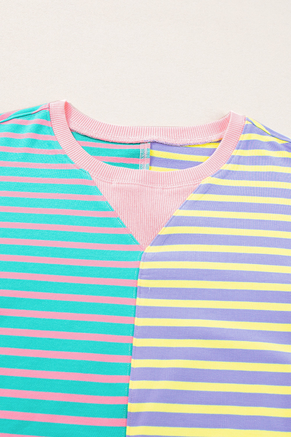 Lässiges Oversize-Sweatshirt mit Streifen und überschnittenen Schultern im Colorblock-Stil