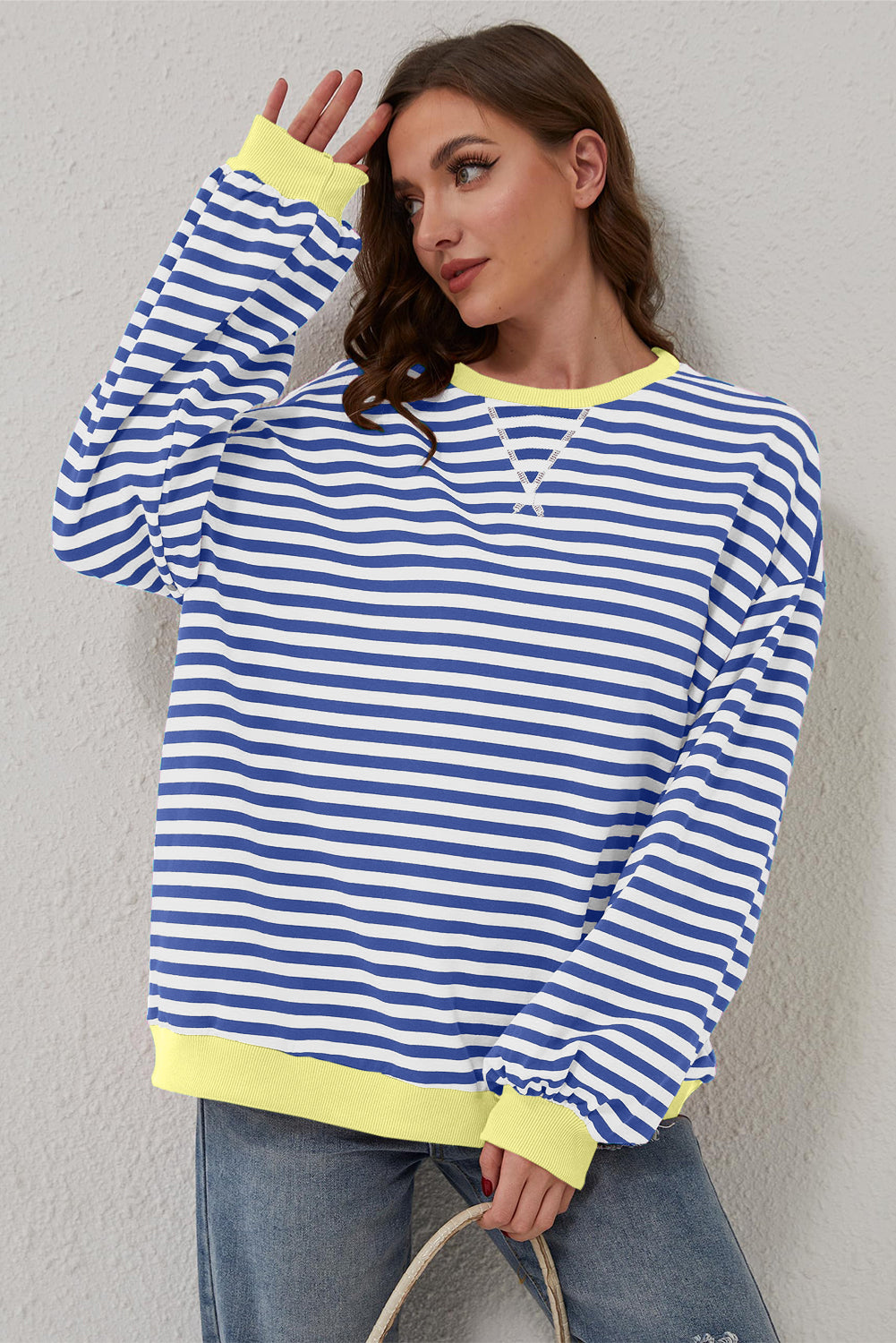 Übergroßes Pullover-Sweatshirt mit Kontrastbesatz und blauen Streifen