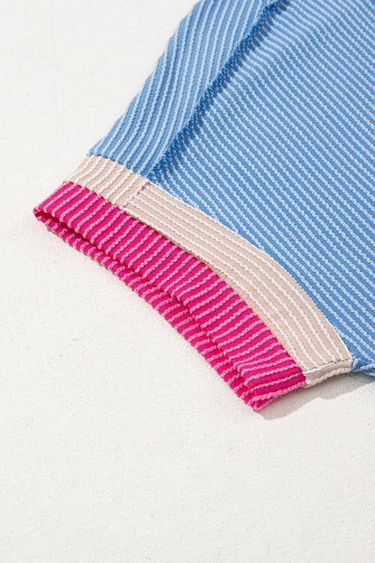 Himmelblaues strukturiertes T-Shirt mit Kontrastbesatz und Rundhalsausschnitt