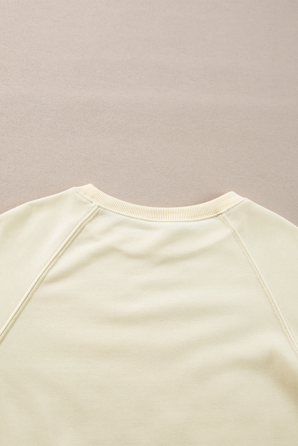 Aprikosenfarbenes Pullover-Sweatshirt mit Regenbogen-Farbblock und Streifen