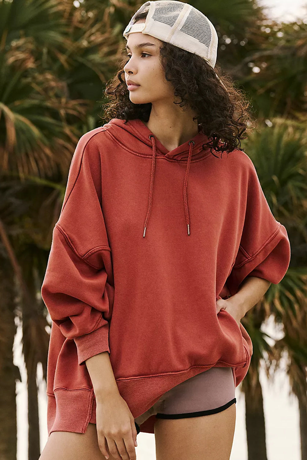 Red Clay – Weite Kapuzenjacke mit überschnittener Schulterpartie und Taschen