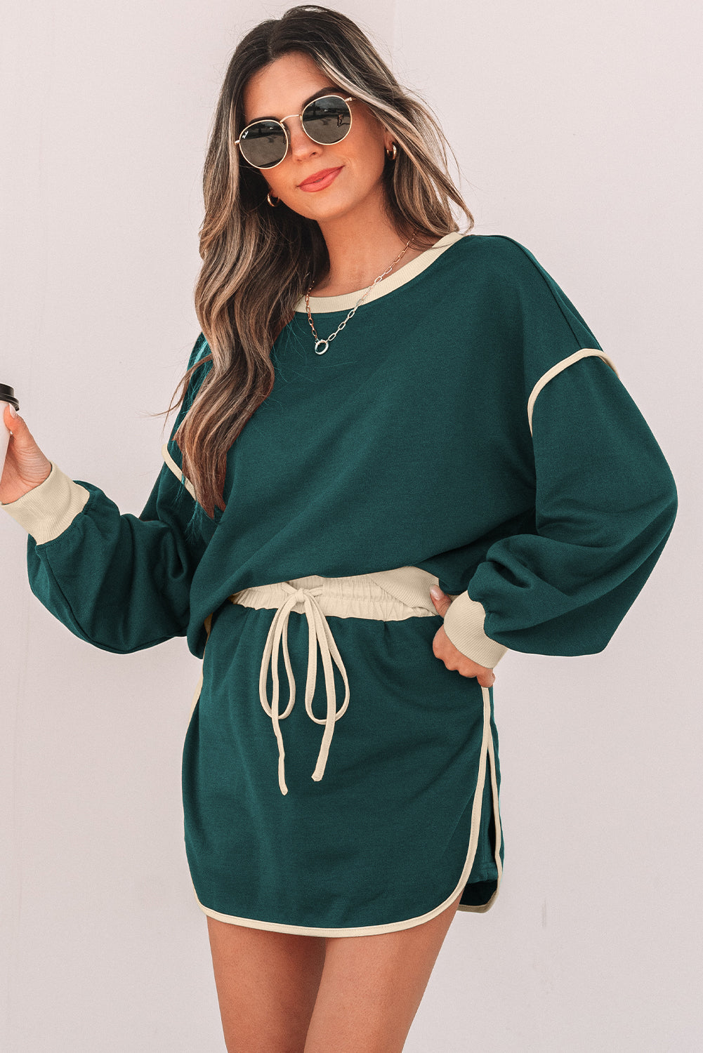 Evergreen Set mit lockerem Pullover in Kontrastfarbe und Skort mit Schnürung in der Taille