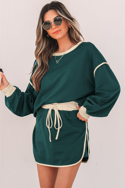 Evergreen Set mit lockerem Pullover in Kontrastfarbe und Skort mit Schnürung in der Taille
