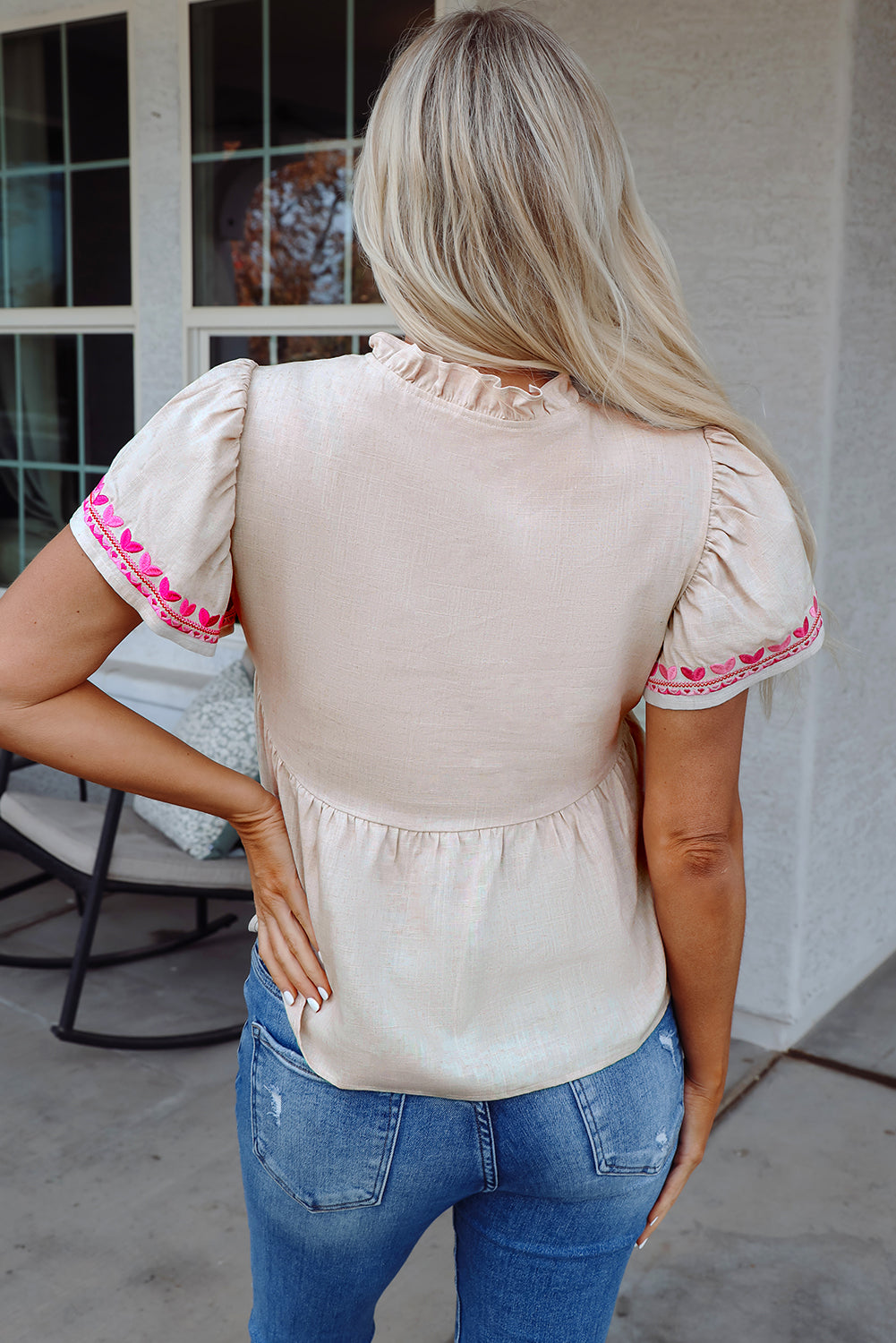 Beige Bluse mit V-Ausschnitt und Blumenstickerei, kurzärmlig