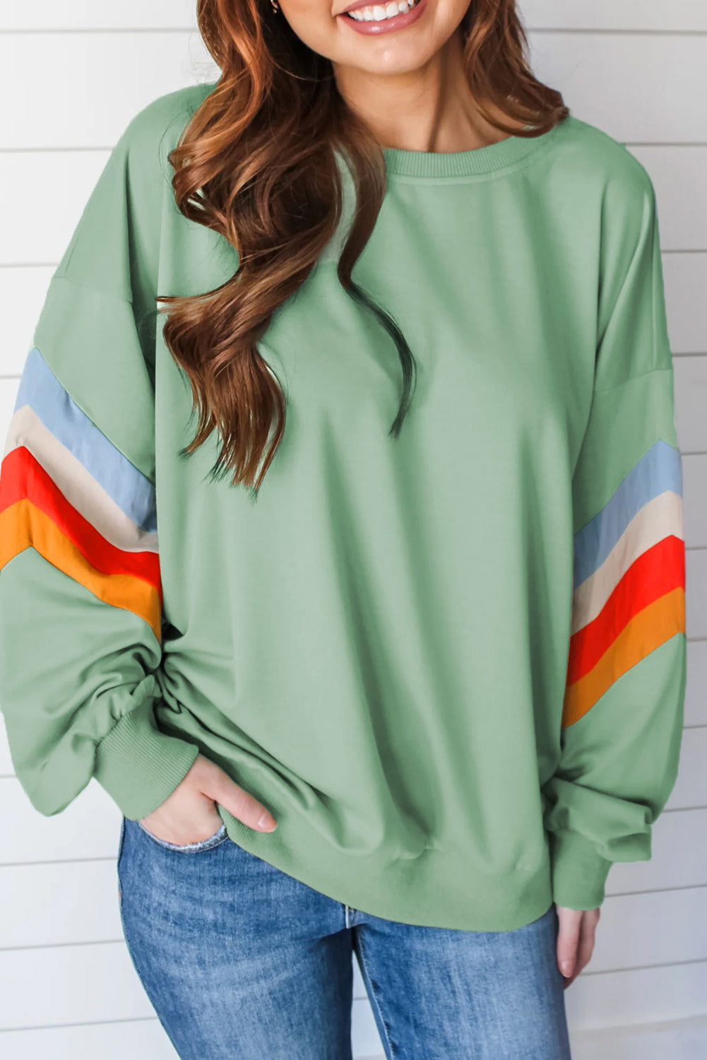 Moonlight Jade – Lockeres Sweatshirt mit Regenbogenstreifen an den Ärmeln und Rundhalsausschnitt
