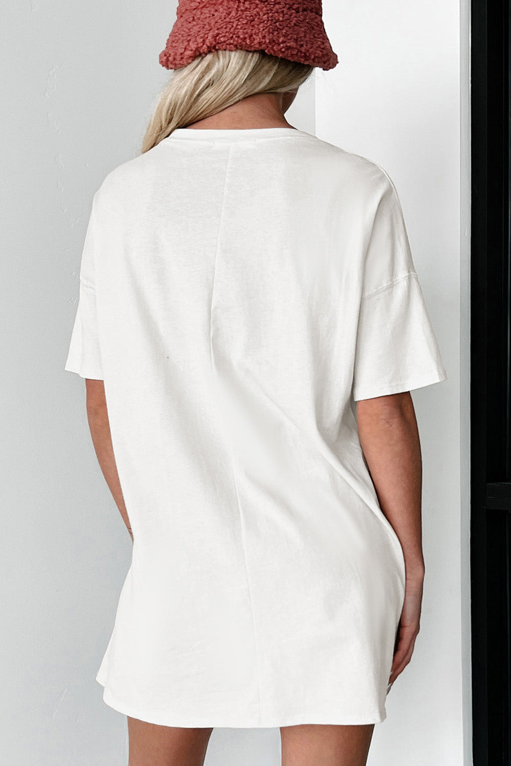 Weißes T-Shirt mit Pailletten-Flip-Flops und Grafik